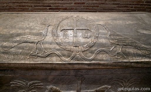 Lauda con pavos reales y estaurograma