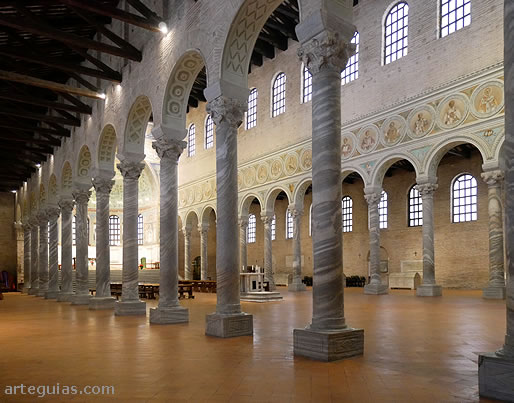Interior de la Bas&iacute;lica de San Apolinar en Classe con sus tres naves separadas por arcos y columnas