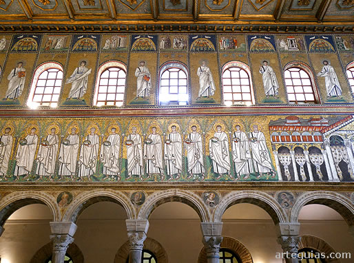 Maravillosos mosaicos en los muros sobre lor arcos formeros