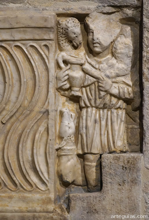 Pastor con una oveja en un sepulcro de Sant Feliu de Girona