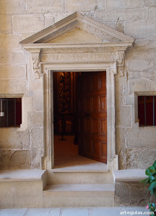 Puerta de la Capilla de San Juan de Letrán