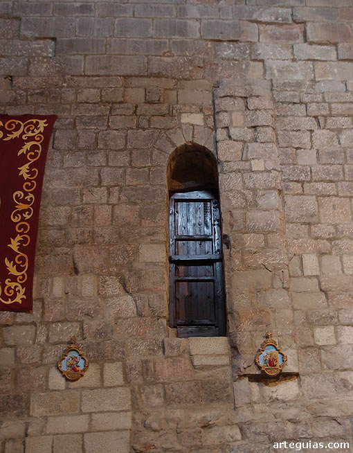 Muro románico en el lado norte de la basílica