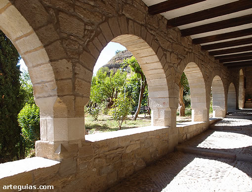 Galería baja que lleva hasta el patio central