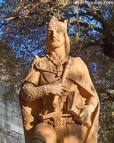 Estatua de Alfonso X El Sabio en el Alc&aacute;zar de C&oacute;rdoba