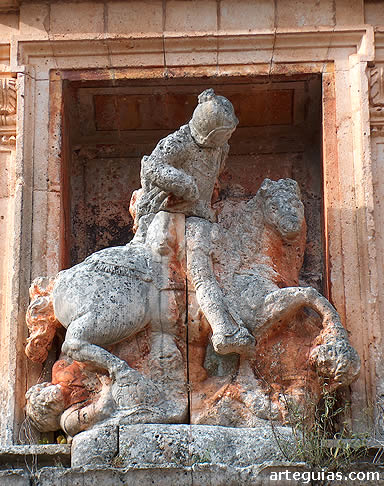 Estatua de Fernán González en batalla contra los musulmanes. Monasterio de Arlanza