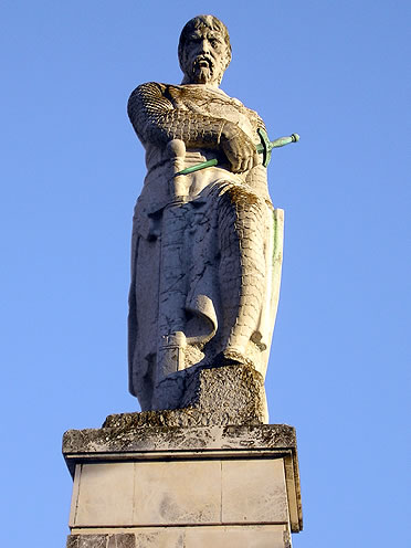 Estatua de Guzm&aacute;n el Bueno en Tarifa