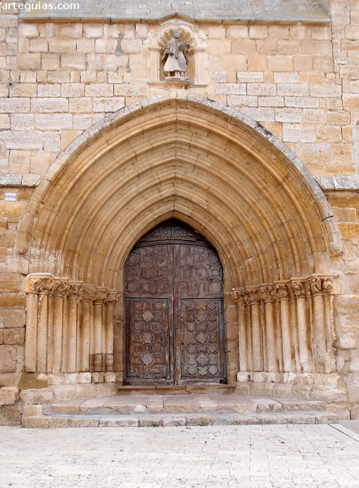 Puerta principal de la iglesia de San Esteba de Los Balbases