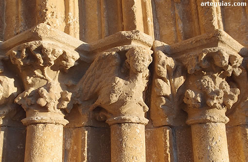 Capiteles de la puerta occidental. Iglesia de San Esteban de Los Balbases