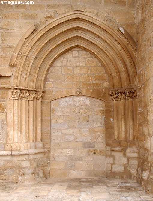 San Esteban de Los Balbases: puerta sur