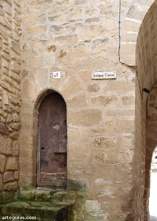 Puerta de la antigua c&aacute;rcel embutida en la Puerta de Encima
