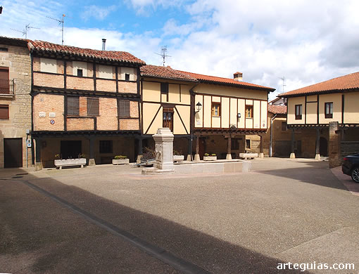 T&iacute;pica plaza porticada castellana de Santa Gadea del Cid