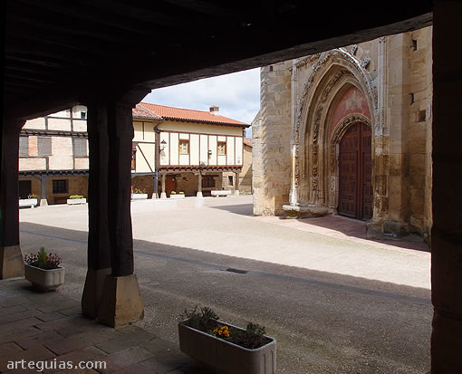 La iglesia parroquial de San Pedro se abre a la plaza porticada