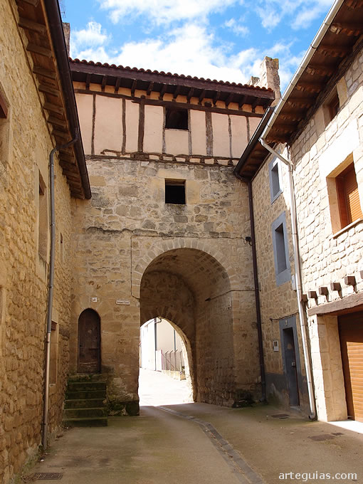 La Puerta de Encima de la muralla vista desde el interior de la villa