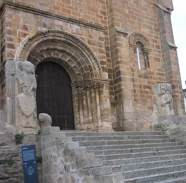 Fachada rom&aacute;nica de la iglesia de Santa Mar&iacute;a de Almoc&oacute;var