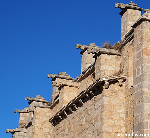 Cornisa con g&aacute;rgolas