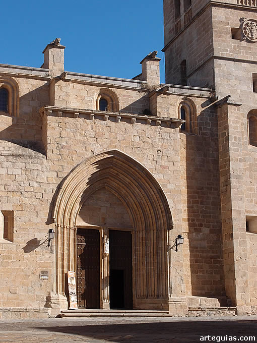 Fachada de la Concatedral de C&aacute;ceres