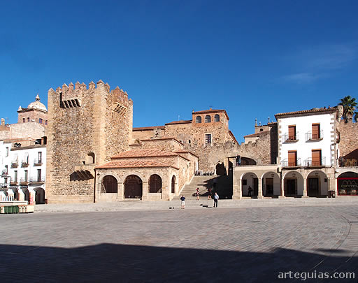 Acceso de la plaza mayor al casco antiguo de C&aacute;ceres