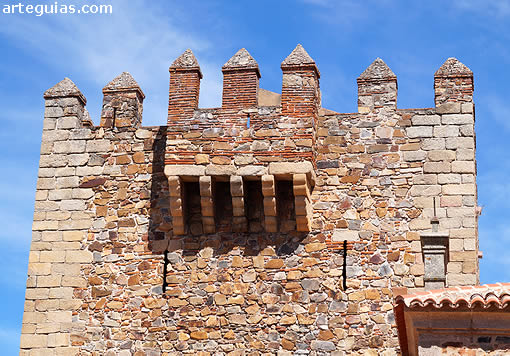 Almenas y matac&aacute;n de la Torre de Bujaco