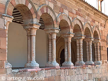 Galer&iacute;a porticada de la iglesia de San Bartolom&eacute; de Atienza