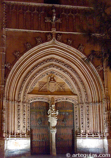 Portada g&oacute;tica de la iglesia de Santiago de Orihuela