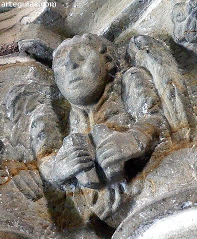 &Aacute;ngel esculpido en uno de los capiteles de la Virgen del Puerto de Santo&ntilde;a