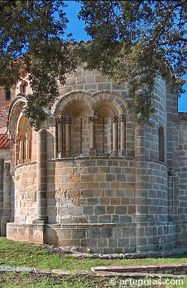 &Aacute;bside de la iglesia de Bareyo, a poca distancia de Santo&ntilde;a