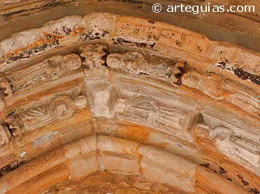 Portada de la iglesia de La Asunci&oacute;n de Laredo