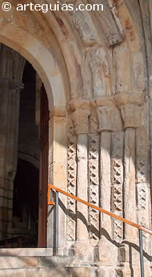 Columnas y arquivoltas de la portada de la iglesia de La Asunci&oacute;n de Laredo