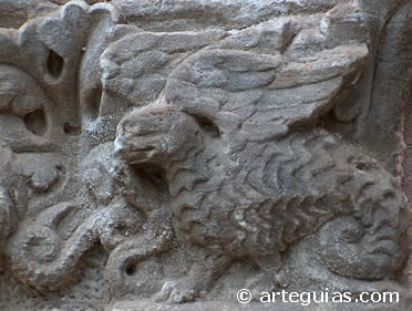 Detalle de la puerta meridional de la iglesia de Santa Mar&iacute;a del Puerto de Santo&ntilde;a.