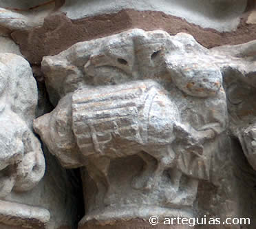 Capitel de la puerta sur de Santa MAr&iacute;a del Puerto que muestra a un campesino y un asno con le&ntilde;a