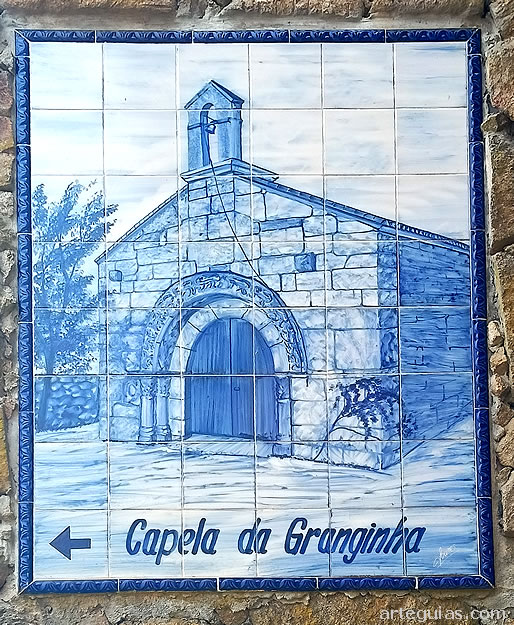 Cartel anunciador con azulejos azules y blancos t&iacute;picos de Portugal