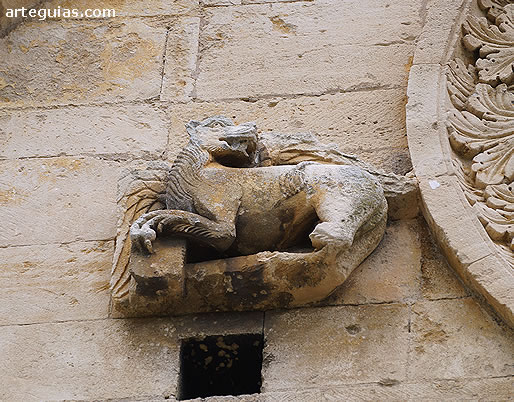 Le&oacute;n de San Marcos en el &oacute;culo de la fachada