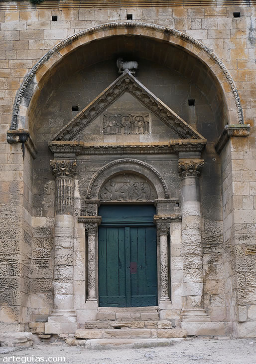 Capilla de San Gabriel de Tarasc&oacute;n: apariencia romana en una fachada rom&aacute;nica