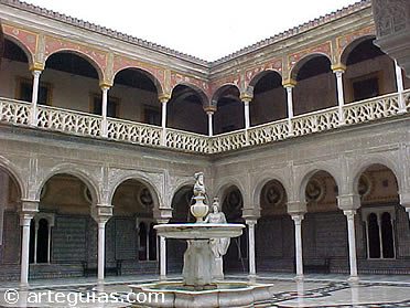 Patio porticado a imitaci&oacute;n de los palacios renacentistas italianos