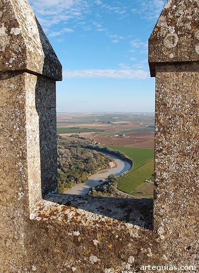 Terraza de la Torre del Homenaje del Castillo de Almod&oacute;var del R&iacute;o y a lo lejos el r&iacute;o Guadalquivir