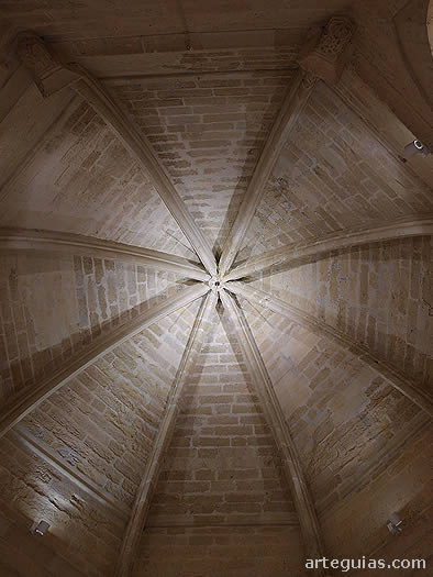 B&oacute;veda octopartita de la sala principal de la Torre del Homenaje