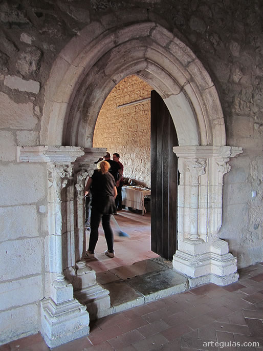 Puerta g&oacute;tica del palacio