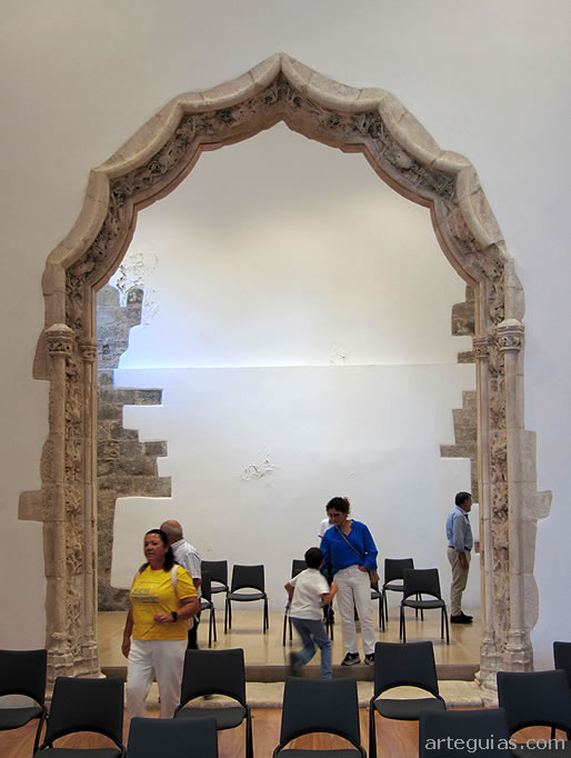 Arco manuelino de la iglesia