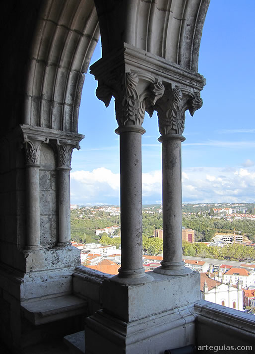 Terraza del palacio y la ciudad de Leir&iacute;a al fondo