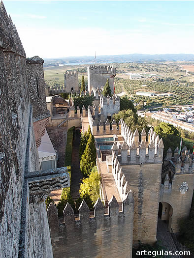 Laberinto de torres y murallas del castillo