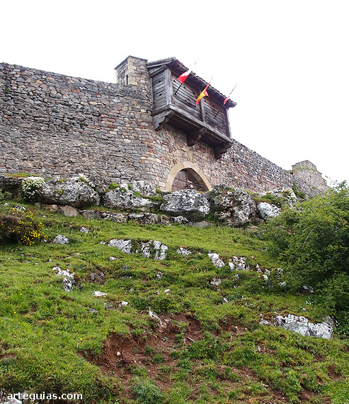 Entrada al castillo de Arg&uuml;eso