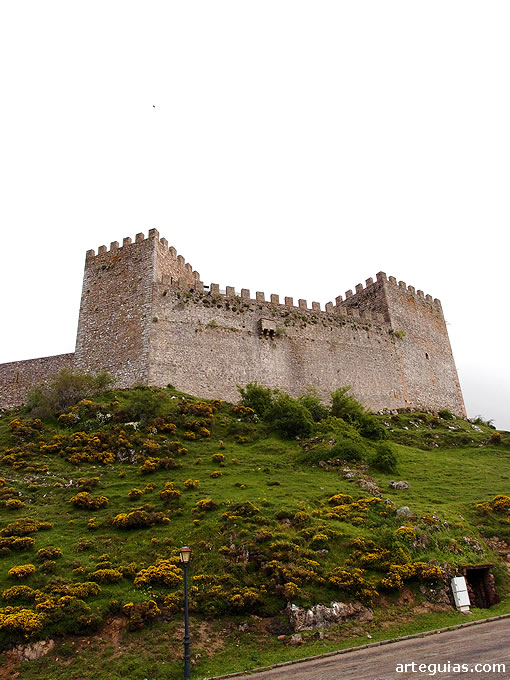 Castillo de Arg&uuml;eso desde el norte