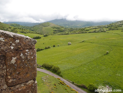 Paisaje que circunda el castillo de Arg&uuml;eso