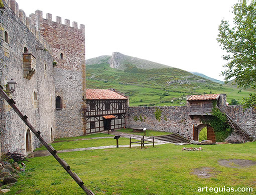 Castillo de Arg&uuml;eso: patio de armas