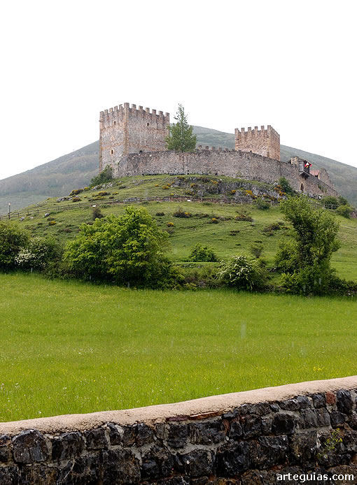 Castillo de Arg&uuml;eso desde el suroeste