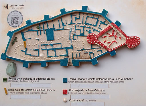 Castillo de Ba&ntilde;os de la Encina: plano en un cartel del propio monumento