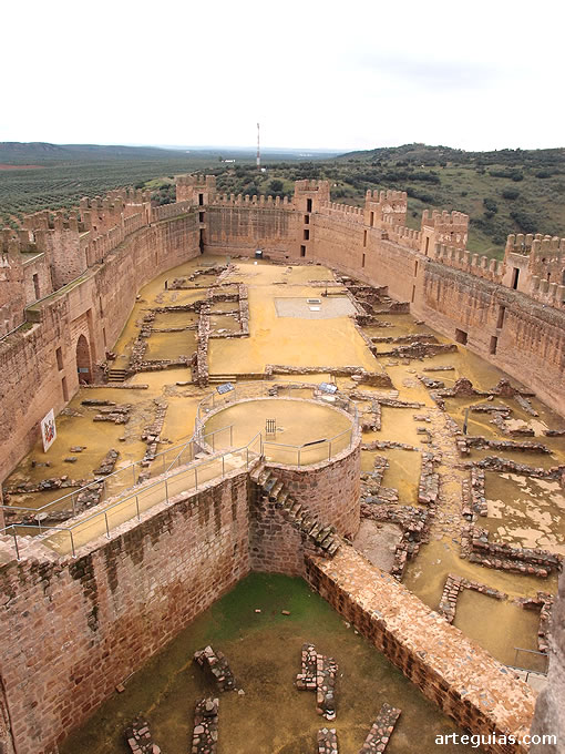 Inmenso conjunto arqueol&oacute;gico del interior del Castillo de Ba&ntilde;os de la Encina