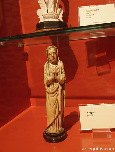 Talla de marfil representando a la Virgen Mar&iacute;a