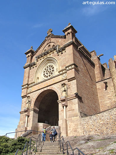 Fachada de la bas&iacute;lica del castillo de Javier