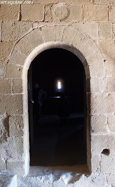 Castillo de Loarre: entrada a la cripta de Santa Quiteria